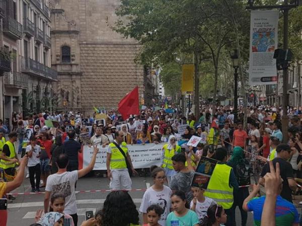 مسيرة حاشدة في برشلونة تطالب بإطلاق سراح معتقلي حراك الريف (فيديو)