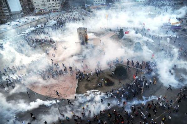 احتجاجات تركيا: الهدوء الحذر يسود ميدان تقسيم بعد مصادمات بين الشرطة ومحتجين