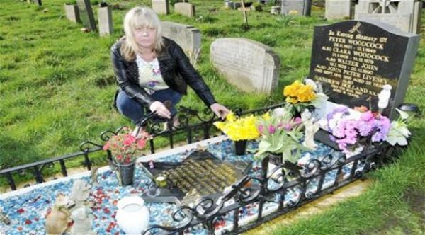 بريطانية تقبض على سارق ألعاب من مقبرة طفلها