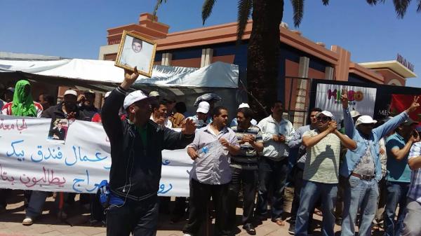 عمال وعاملات فندق "بيكالباطروس" بمراكش يُصعّدون إحتجاجا على طرد 60 من زملائهم