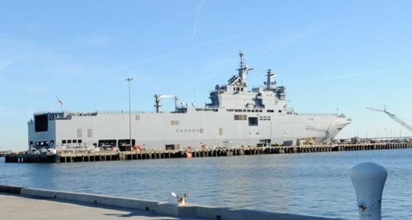 حاملة الطائرات المروحية الفرنسية "ميسترال" ترسو في ميناء أكادير