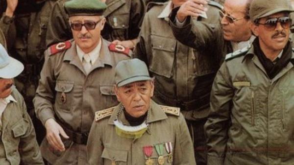 هكذا قدم الراحل "الحسن الثاني" الرئيس المستقبلي لمصر كهدية لـ"جمال عبد الناصر" بمطار القاهرة