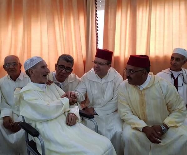 في مبادرة إنسانية: عامل تمارة يتقاسم مع نزلاء دار العجزة بعين العودة فرحة العيد