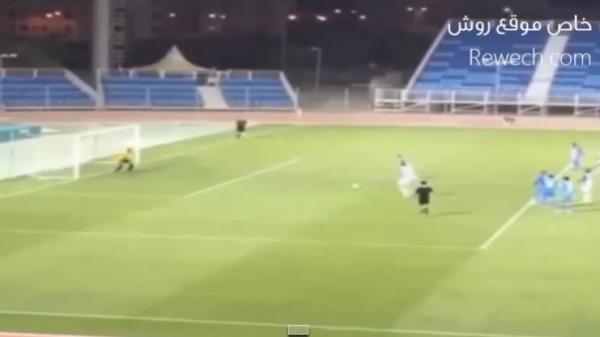 ضربة جزاء في الدوري البحريني يشترك فيها لاعبين