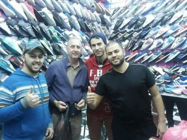 صورة : الاسطورة يوهان كرويف في سوق "كاسا باراطا" الشعبي بطنجة