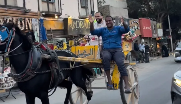 "فرينش مونتانا" يسخر من غلاء "المحروقات" بعربة يجرها حصان