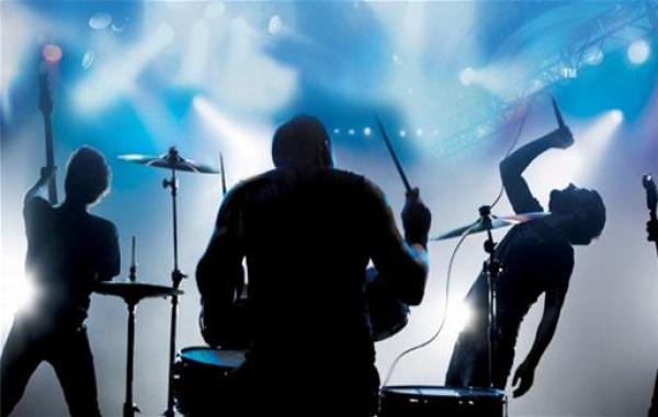 فرقة موسيقية تطالب بتعويضات عن تشغيل أغانيها في غوانتانامو