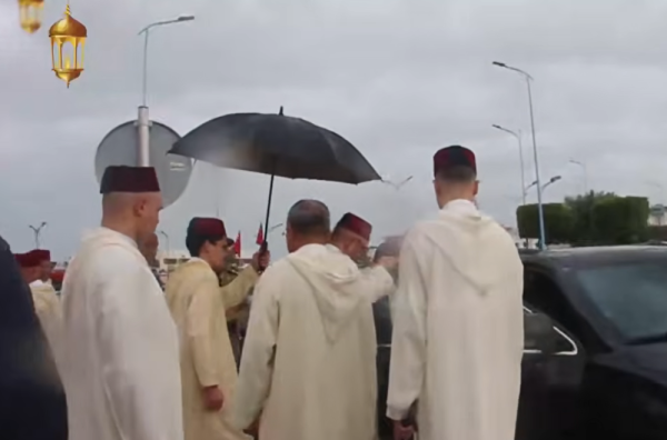 تحت زخات المطر…خشوع وإقبال كبير على صلاة العيد بمسجد الفردوس بالبرنوصي