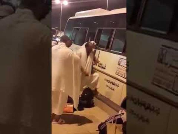 مهزلة أخرى.. حجاج مغاربة يخرجون من نوافذ احدى حافلات النقل بالسعودية (فيديو)