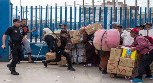 الخارجية الإسبانية تؤكد انتهاء عهد التهريب المعيشي بسبتة ومليلية المحتلتين