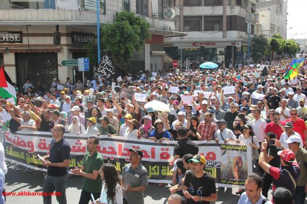 بالصور: مسيرة احتجاجية حاشدة بالدار البيضاء لاطلاق سراح نشطاء "حراك الريف"