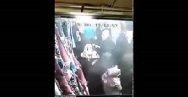 بالفيديو.. امرأة تسرق فستان العيد وتخفيه داخل عبائتها