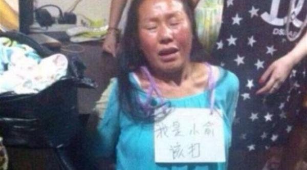 صاحب متجر يعاقب لصة بلافتة حول عنقها تعترف فيها بالسرقة