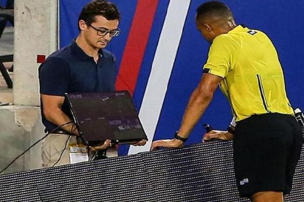 لاعب مغربي اول من يتعرض للطرد بقرار من حكم الفيديو في هولندا