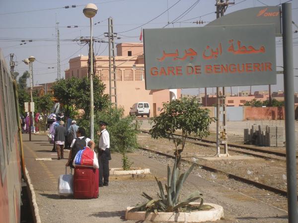 أراد النزول من القطار قبل توقفه في محطة بنكرير والنتيجة كانت صادمة!