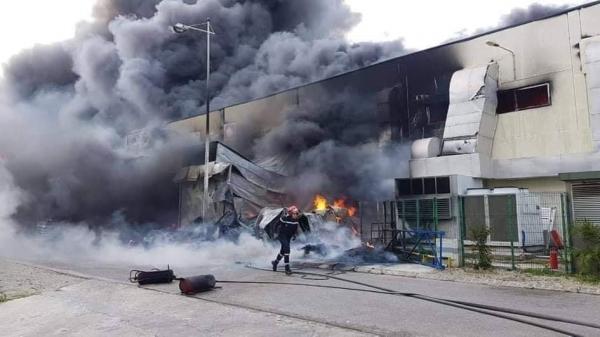 بالفيديو والصور...حريق مخيف يلتهم مصنعا لـ"الكابلاج" بطنجة وفرار عمال المصانع المجاورة