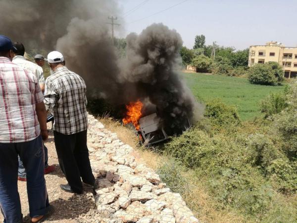 انقلاب سيارة مرقمة بالخارج واحتراقها بالكامل ونجاة سائقها بأعجوبة (صور)