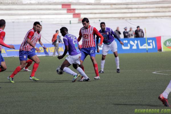 المغرب التطواني المتصدر يقسو على الخميسات بثلاثية و الفتح يواصل المطاردة بهزمه للكوديم