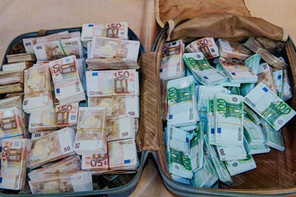 الأمن الإسباني بباب سبتة يعتقل مغربيا بعد اكتشاف أزيد من 420 مليون داخل سيارته