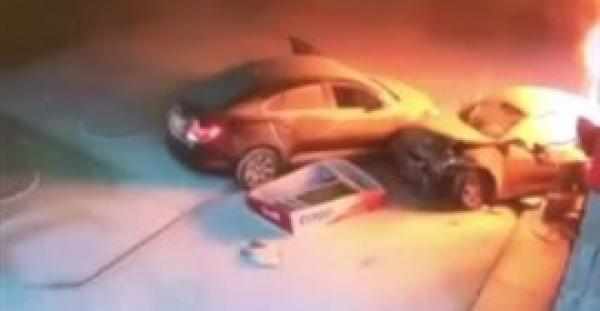 بالفيديو.. رجل يهاجم الشرطة بعد قتل زوجته