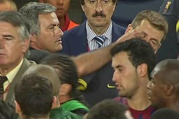 إيقاف مورينيو مباراتين لاعتدائه على مدرب برشلونة 