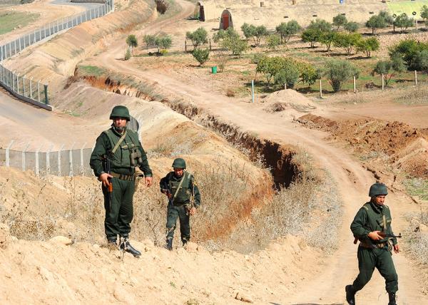 بدعوى مكافحة التهريب السلطات الجزائرية توسع الخنادق مع الحدود المغربية