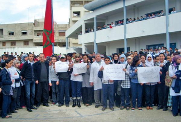 وقفة احتجاجية بإحدى الثانويات للتلاميذ و هيأة التدريس ضد العنف المدرسي