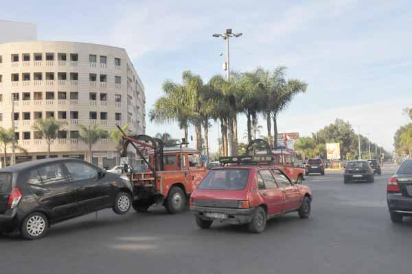 صفقة غامضة لبيع مئات السيارات والدراجات بالبيضاء