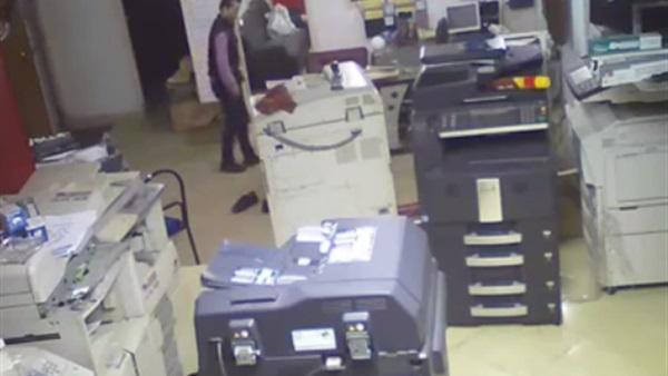 بالفيديو.. لص يستغل انشغال العاملين بأداء الصلاة لسرقة الجوال