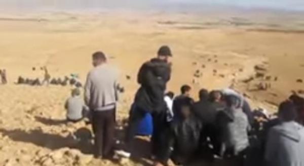 بالفيديو: أغرب من الخيال...توافد الآلاف على "جبل" بسرغينة من أجل استخراج كنز غير مسبوق