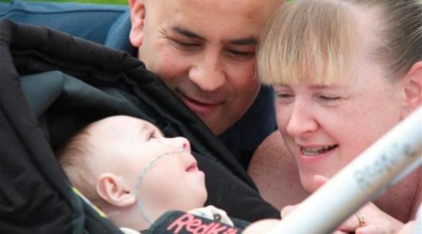 طفلة ينقذها أهلها من الموت 5 مرات يومياً بسبب مرض يجعلها تنسى أن تتنفس