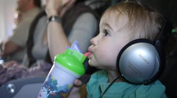 ما سبب انسداد الأذن عند السفر بالطائرة؟