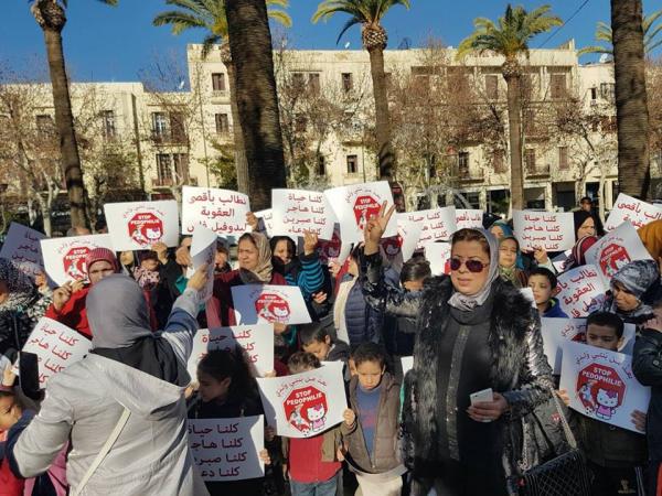 بالصور:وقفة احتجاجية أثناء التحقيق مع “بيدوفيل” فاس..والمغتصبات يحضرن بالأقنعة