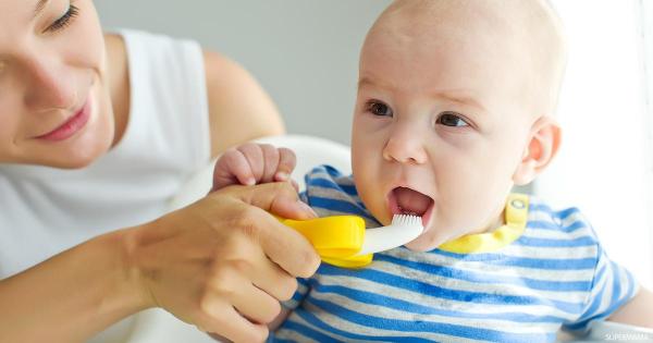 متى عليك أن تبدئي غسل أسنان طفلك بالفرشاة؟