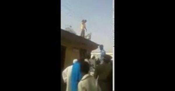 بالفيديو.. شاب يحاول الانتحار ويتسبب في سقوط رجل أمن