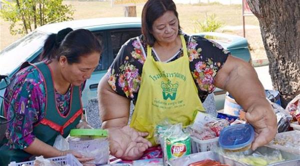 تايلندية تعيش 59 عاماً بذراعين بوزن 20 كغم