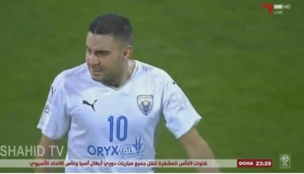 لقطة مؤثرة .. اللاعب المغربي أنور ديبا يجهش بالبكاء على ابنته المريضة بعد تسجيله هدفا