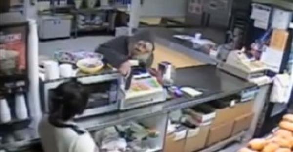 بالفيديو والصور.. أغبى «حرامي» يفسد عملية سطو بسبب زيه الغريب