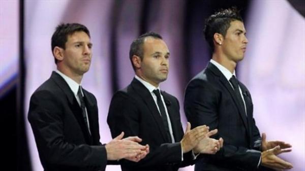 رسميا: ميسي ورونالدو وانييستا للكرة الذهبية