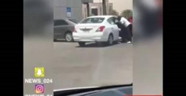 بالفيديو.. لحظة اعتداء سعودي على زوجته بالضرب في الشارع