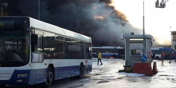 بالفيديو والصور: اندلاع حريق في محطة حافلات اسرائيلية بـ"تل أبيب" يؤدي الى احتراق 35 حافلة
