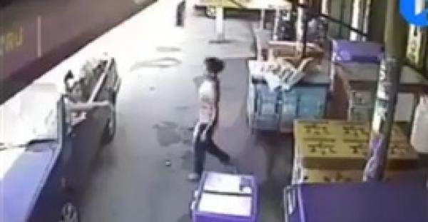 بالفيديو.. أغرب مواقف لأشخاص نجو من الموت في اللحظات الأخيرة