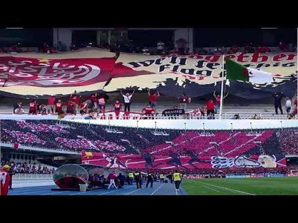 بالفيديو: تيفوات وأجواء رائعة بين جماهير الوداد و اتحاد العاصمة الجزائري