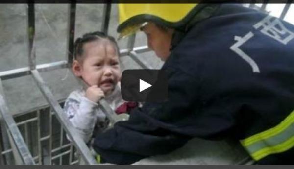 بالفيديو: إنقاذ طفلة متدلية من الطابق الرابع