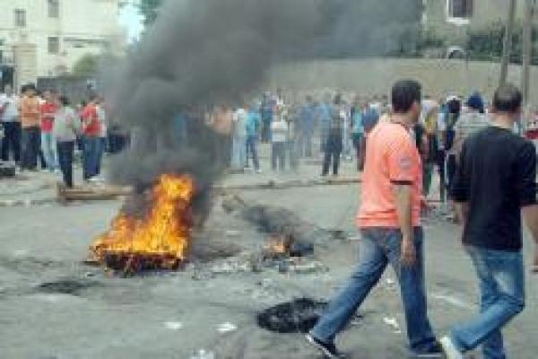 عائلات تقطن القصدير منذ سنوات بمنطقة الشراقة بالجزائر يخرجون إلى الشارع