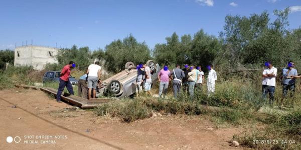 انقلاب سيارة "داسيا" ونقل سائقها وفتاة قاصر للمستعجلات