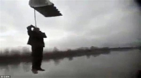 شبان يمازحون رجلاً عجوزاً عبر شنقه