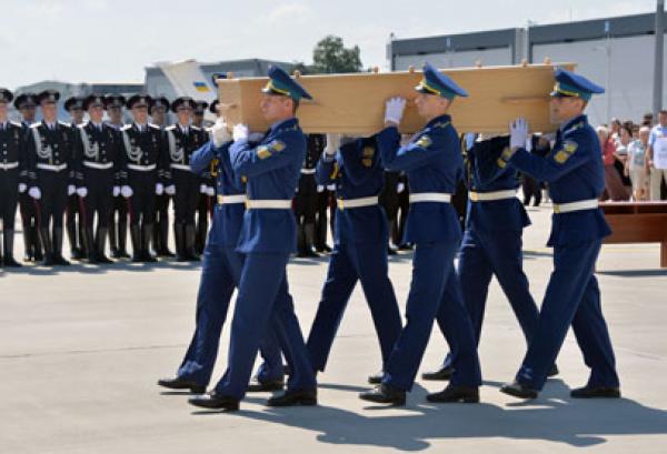 بدء نقل جثث ضحايا الطائرة الماليزية الى هولندا