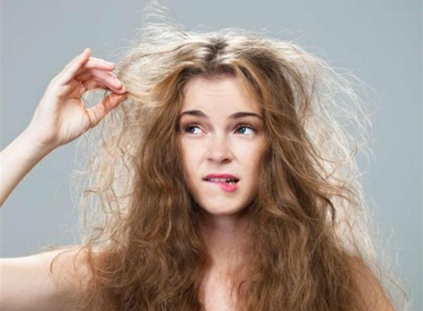 في الطقس الممطر… كيف تتجنبين هيشان الشعر وتحافظين على نعومته؟