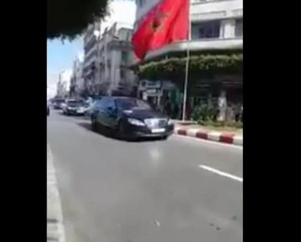 مهاجر افريقي يجتاز الطريق بطريقة انتحارية أثناء مرور الموكب الملكي بطنجة (فيديو)